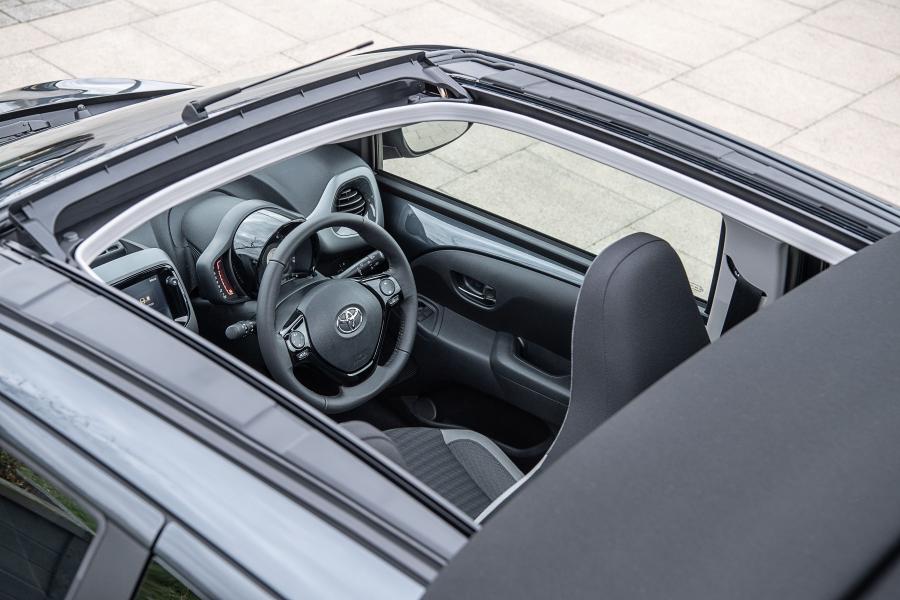 Интерьер Toyota Aygo x-trend 5-Door 2019 года  (UK) (фото 10 из 26)